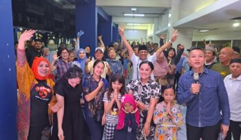 DKM GCP berfoto bersama warga usai acara.