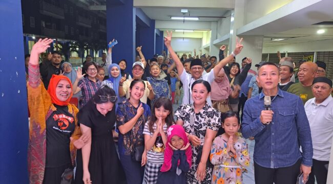 DKM GCP berfoto bersama warga usai acara.