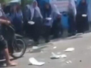 Siswa SMP di Deli Serdang membuang makanan MBG ke jalan karena diduga basi. Insiden ini membuka masalah serius dalam pengawasan kualitas program makan gratis.(Foto:Istimewa)