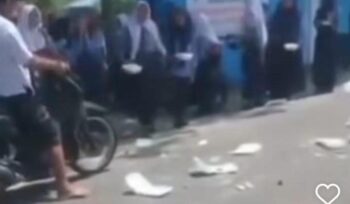 Siswa SMP di Deli Serdang membuang makanan MBG ke jalan karena diduga basi. Insiden ini membuka masalah serius dalam pengawasan kualitas program makan gratis.(Foto:Istimewa)