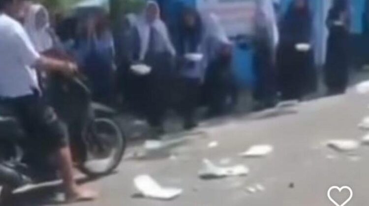 Siswa SMP di Deli Serdang membuang makanan MBG ke jalan karena diduga basi. Insiden ini membuka masalah serius dalam pengawasan kualitas program makan gratis.(Foto:Istimewa)