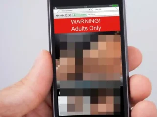 Polda Metro Jaya bongkar kasus pornografi yang terhubung judi online di aplikasi live streaming. Tiga host ditangkap, omzet capai Rp5 miliar per bulan.(Istimewa)