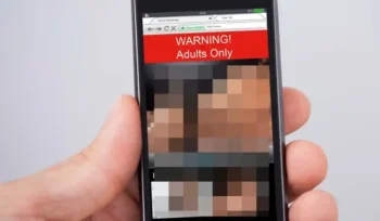 Polda Metro Jaya bongkar kasus pornografi yang terhubung judi online di aplikasi live streaming. Tiga host ditangkap, omzet capai Rp5 miliar per bulan.(Istimewa)