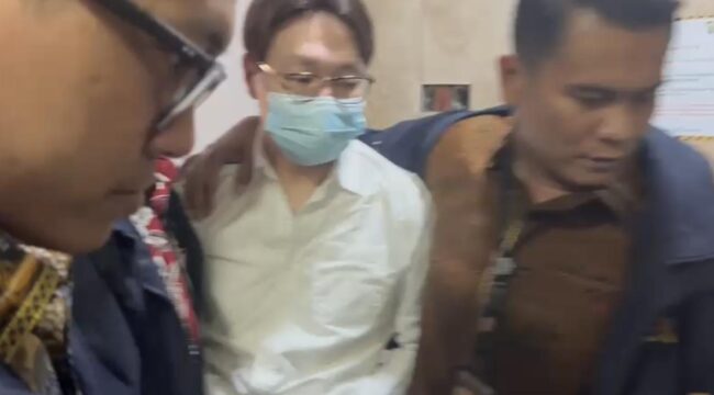 Richard Lee masih ditahan saat sertifikat mualafnya dicabut oleh Hanny Kristianto. Simak polemik antara iman, dokumen, dan persoalan hukum yang memicu perdebatan publik.(Istimewa)