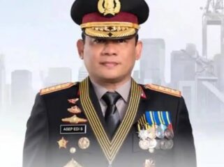 Kapolda Metro Jaya Asep Edi Suheri resmi naik pangkat menjadi Komisaris Jenderal Polisi atau bintang tiga. Kapolri menyebut keputusan itu merupakan arahan Presiden Prabowo Subianto.(Istimewa)