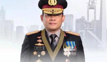 Kapolda Metro Jaya Asep Edi Suheri resmi naik pangkat menjadi Komisaris Jenderal Polisi atau bintang tiga. Kapolri menyebut keputusan itu merupakan arahan Presiden Prabowo Subianto.(Istimewa)