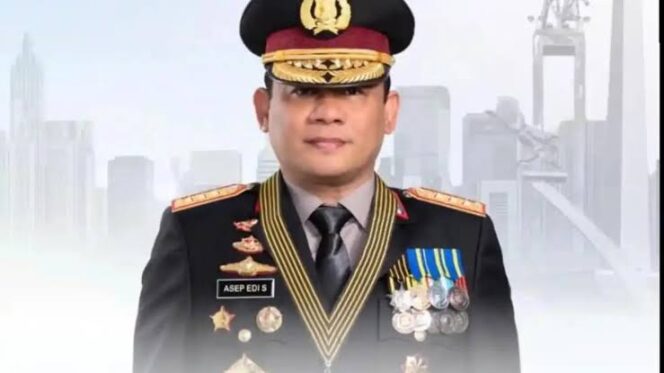 
					Kapolda Metro Jaya Asep Edi Suheri resmi naik pangkat menjadi Komisaris Jenderal Polisi atau bintang tiga. Kapolri menyebut keputusan itu merupakan arahan Presiden Prabowo Subianto.(Istimewa)