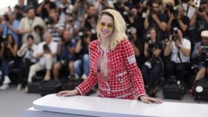 Festival Film Cannes 2026 kembali menerapkan aturan dress code ketat. Gaun transparan, busana terlalu terbuka, sneakers hingga ekor panjang kini dilarang di karpet merah.(istimewa)