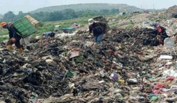 Gunung sampah TPST Bantargebang berdekatan dengan TPA Sumurbatu menjadi satu landscape besar sebagai penyumbang emisi gas metana.
