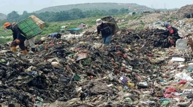 Gunung sampah TPST Bantargebang berdekatan dengan TPA Sumurbatu menjadi satu landscape besar sebagai penyumbang emisi gas metana.