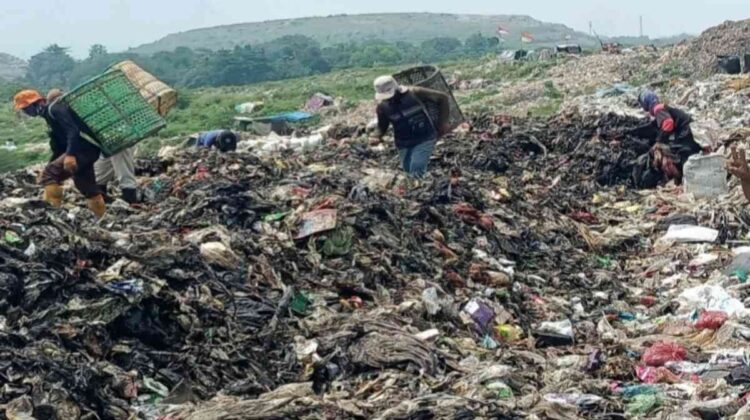 Gunung sampah TPST Bantargebang berdekatan dengan TPA Sumurbatu menjadi satu landscape besar sebagai penyumbang emisi gas metana.