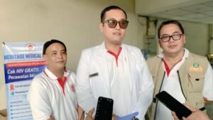 dr. Handrik (tengah) dari Heritage Medical Bekasi saat diwawancara