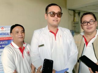 dr. Handrik (tengah) dari Heritage Medical Bekasi saat diwawancara
