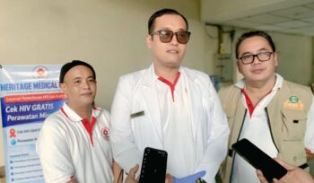 dr. Handrik (tengah) dari Heritage Medical Bekasi saat diwawancara