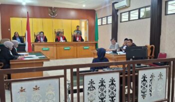 Sidang dugaan pelanggaran ITE di PN Palu menghadirkan tiga saksi terkait informasi AJB saham yang beredar melalui pesan elektronik. Sidang akan dilanjutkan pekan depan.(Istimewa)