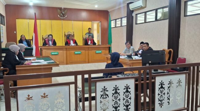 Sidang dugaan pelanggaran ITE di PN Palu menghadirkan tiga saksi terkait informasi AJB saham yang beredar melalui pesan elektronik. Sidang akan dilanjutkan pekan depan.(Istimewa)