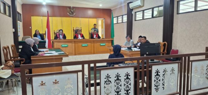 
					Sidang dugaan pelanggaran ITE di PN Palu menghadirkan tiga saksi terkait informasi AJB saham yang beredar melalui pesan elektronik. Sidang akan dilanjutkan pekan depan.(Istimewa)