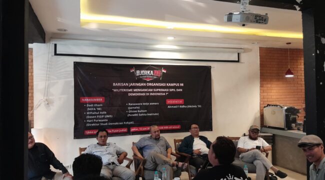 Bjorka ’98 menggelar diskusi soal militerisme dan supremasi sipil. Para narasumber mengingatkan pentingnya pengawasan publik agar semangat Reformasi 1998 tidak sekadar menjadi kenangan.(istimewa)
