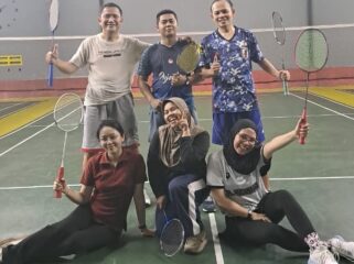 Sejumlah karyawan PT Spitze Sentosa Indonesia mengikuti kegiatan badminton bersama di Kabupaten Bekasi, Kamis (25/6/2026). (Istimewa)