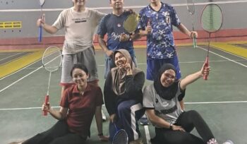 Sejumlah karyawan PT Spitze Sentosa Indonesia mengikuti kegiatan badminton bersama di Kabupaten Bekasi, Kamis (25/6/2026). (Istimewa)