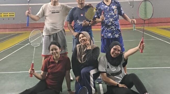 Sejumlah karyawan PT Spitze Sentosa Indonesia mengikuti kegiatan badminton bersama di Kabupaten Bekasi, Kamis (25/6/2026). (Istimewa)