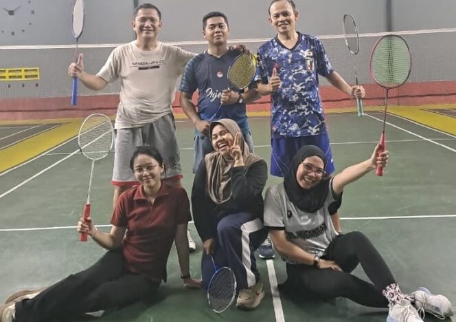 
					Sejumlah karyawan PT Spitze Sentosa Indonesia mengikuti kegiatan badminton bersama di Kabupaten Bekasi, Kamis (25/6/2026). (Istimewa)