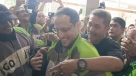 Nadiem Makarim saat mengenakan Jaket Gojek 001 milik Mulyono dalam sidang pledoi di Tipikor, Jakarta (02/05) (Istimewa)