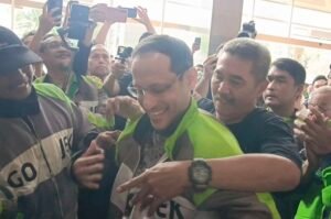 Nadiem Makarim saat mengenakan Jaket Gojek 001 milik Mulyono dalam sidang pledoi di Tipikor, Jakarta (02/05) (Istimewa)