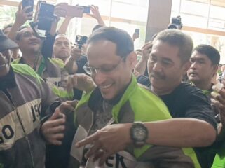 Nadiem Makarim saat mengenakan Jaket Gojek 001 milik Mulyono dalam sidang pledoi di Tipikor, Jakarta (02/05) (Istimewa)
