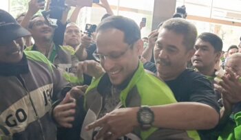 Nadiem Makarim saat mengenakan Jaket Gojek 001 milik Mulyono dalam sidang pledoi di Tipikor, Jakarta (02/05) (Istimewa)