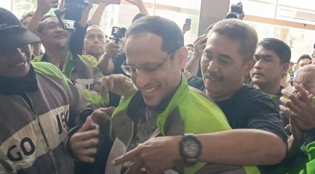 Nadiem Makarim saat mengenakan Jaket Gojek 001 milik Mulyono dalam sidang pledoi di Tipikor, Jakarta (02/05) (Istimewa)