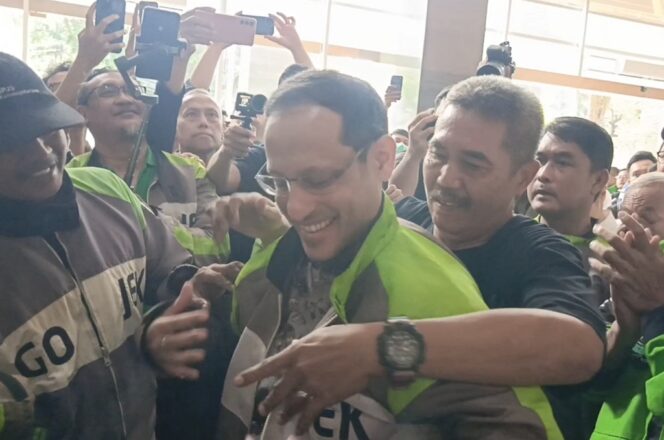 
					Nadiem Makarim saat mengenakan Jaket Gojek 001 milik Mulyono dalam sidang pledoi di Tipikor, Jakarta (02/05) (Istimewa)