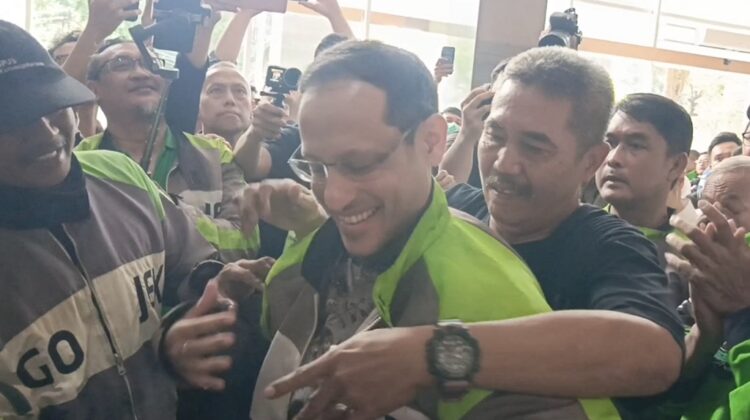 Nadiem Makarim saat mengenakan Jaket Gojek 001 milik Mulyono dalam sidang pledoi di Tipikor, Jakarta (02/05) (Istimewa)