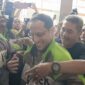 Nadiem Makarim saat mengenakan Jaket Gojek 001 milik Mulyono dalam sidang pledoi di Tipikor, Jakarta (02/05) (Istimewa)