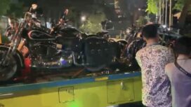 KPK mengangkut Porsche, Harley Davidson, Ducati hingga road bike dari rumah Silmy Karim usai penggeledahan lima jam terkait kasus dugaan pemerasan izin tinggal WNA di Kementerian Imipas.