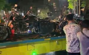 KPK mengangkut Porsche, Harley Davidson, Ducati hingga road bike dari rumah Silmy Karim usai penggeledahan lima jam terkait kasus dugaan pemerasan izin tinggal WNA di Kementerian Imipas.