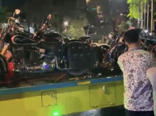 KPK mengangkut Porsche, Harley Davidson, Ducati hingga road bike dari rumah Silmy Karim usai penggeledahan lima jam terkait kasus dugaan pemerasan izin tinggal WNA di Kementerian Imipas.