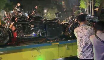 KPK mengangkut Porsche, Harley Davidson, Ducati hingga road bike dari rumah Silmy Karim usai penggeledahan lima jam terkait kasus dugaan pemerasan izin tinggal WNA di Kementerian Imipas.