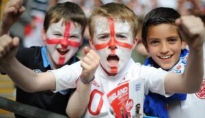 FIFA menerapkan aturan ketat bagi suporter Inggris di Piala Dunia 2026. Mulai dari larangan nyanyian ofensif, pembatasan bendera, hingga ancaman pengusiran dan penjara bagi pelanggar.(Istimewa)