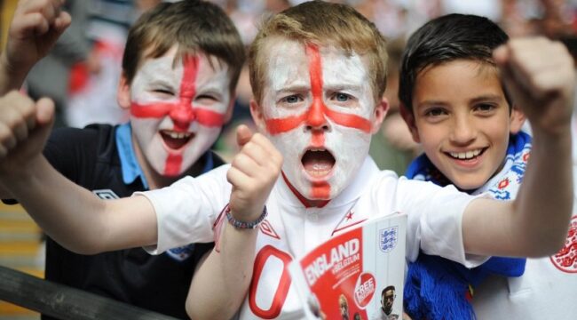 FIFA menerapkan aturan ketat bagi suporter Inggris di Piala Dunia 2026. Mulai dari larangan nyanyian ofensif, pembatasan bendera, hingga ancaman pengusiran dan penjara bagi pelanggar.(Istimewa)