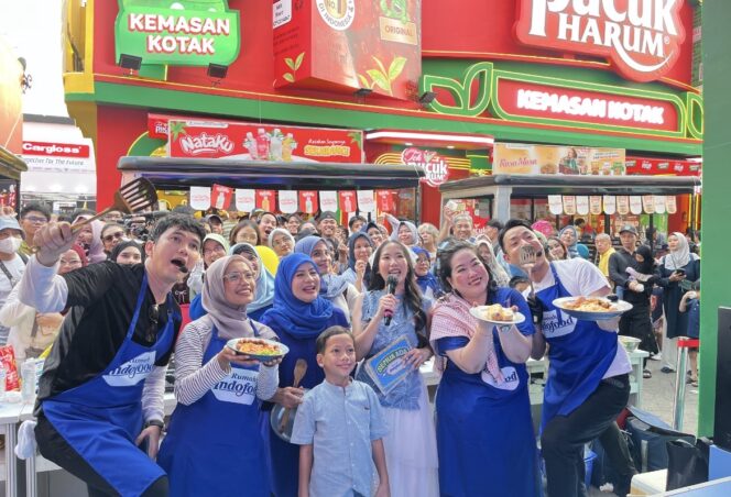
					Aldi Taher menantang Chef Hideki Fujiwara dalam duel masak seru di Rumah Indofood Jakarta Fair Kemayoran 2026. Pengunjung ikut mencicipi dan memilih menu favorit.(prabainsight.com)