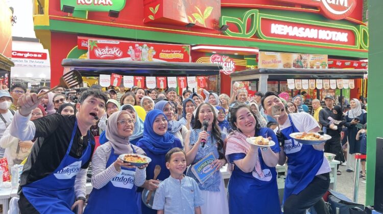 Aldi Taher menantang Chef Hideki Fujiwara dalam duel masak seru di Rumah Indofood Jakarta Fair Kemayoran 2026. Pengunjung ikut mencicipi dan memilih menu favorit.(prabainsight.com)