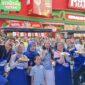 Aldi Taher menantang Chef Hideki Fujiwara dalam duel masak seru di Rumah Indofood Jakarta Fair Kemayoran 2026. Pengunjung ikut mencicipi dan memilih menu favorit.(prabainsight.com)