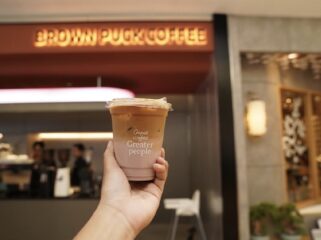 MILKLAB meluncurkan program Café Hopping “Sip, Explore, and Win” di Jakarta. Pecinta kopi diajak menjelajahi kafe independen, mencicipi signature drink, mengumpulkan stempel, dan mendapatkan hadiah eksklusif.(Istimewa)