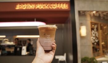 MILKLAB meluncurkan program Café Hopping “Sip, Explore, and Win” di Jakarta. Pecinta kopi diajak menjelajahi kafe independen, mencicipi signature drink, mengumpulkan stempel, dan mendapatkan hadiah eksklusif.(Istimewa)