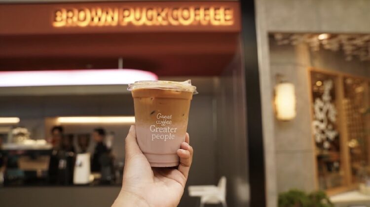 MILKLAB meluncurkan program Café Hopping “Sip, Explore, and Win” di Jakarta. Pecinta kopi diajak menjelajahi kafe independen, mencicipi signature drink, mengumpulkan stempel, dan mendapatkan hadiah eksklusif.(Istimewa)