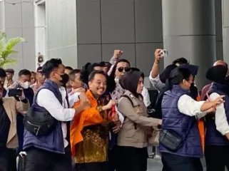 Kapolri Jenderal Listyo Sigit Prabowo menegaskan keputusan terkait penangguhan penahanan Roy Suryo dan dr Tifa kini menjadi kewenangan Kejaksaan setelah proses pelimpahan tahap II selesai dilakukan.(Antara)
