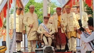 Komarudin Watubun menegaskan PDIP tak mempermasalahkan prosesi Jokowi menginjak kepala kerbau. Tokoh adat Lampung menyebut ritual itu bermakna penyucian diri, bukan politik.(Foto: Liputan 6)