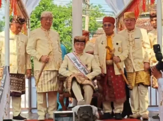 Komarudin Watubun menegaskan PDIP tak mempermasalahkan prosesi Jokowi menginjak kepala kerbau. Tokoh adat Lampung menyebut ritual itu bermakna penyucian diri, bukan politik.(Foto: Liputan 6)