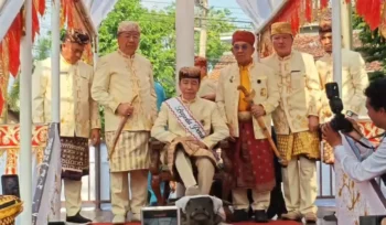 Komarudin Watubun menegaskan PDIP tak mempermasalahkan prosesi Jokowi menginjak kepala kerbau. Tokoh adat Lampung menyebut ritual itu bermakna penyucian diri, bukan politik.(Foto: Liputan 6)